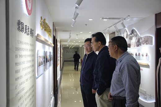 1702445596.jpg 1社省委会副主委徐玖平参观社自贡市委会机关文化建设.jpg