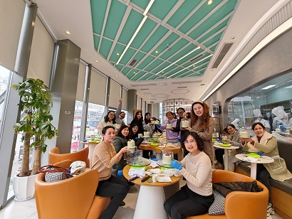 1710121183.jpg 1三八节蛋糕制作活动现场.jpg