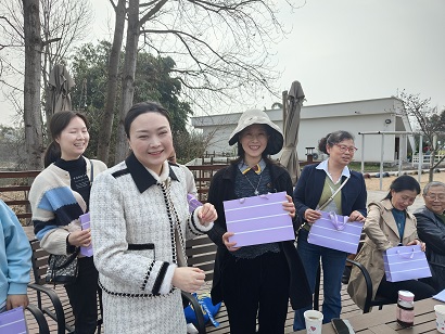 1710596179.jpg 为获奖社员颁奖1.jpg