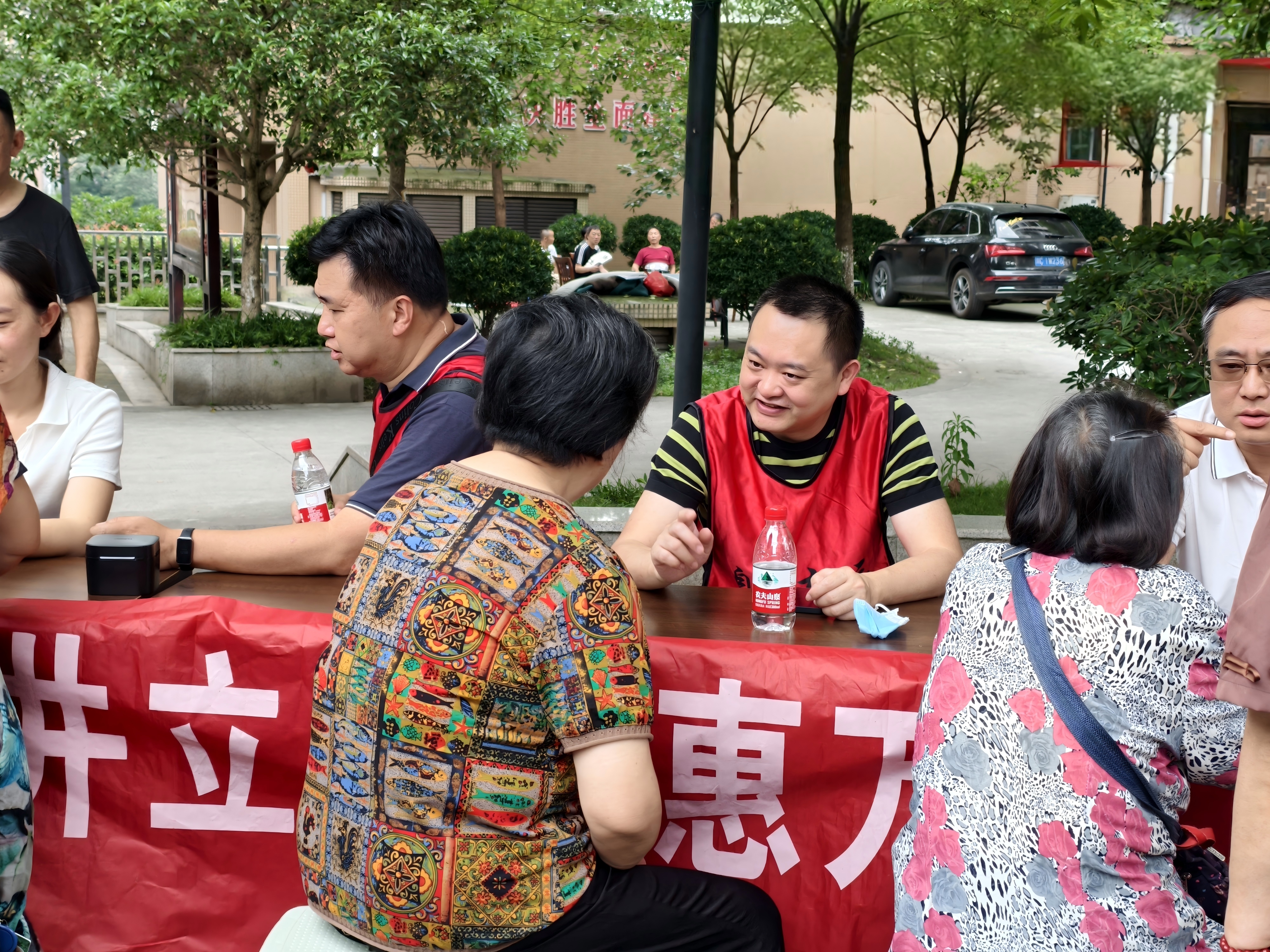 九三学社自流井区基层委员会开展“井立方·惠万家”健康服务进社区活动